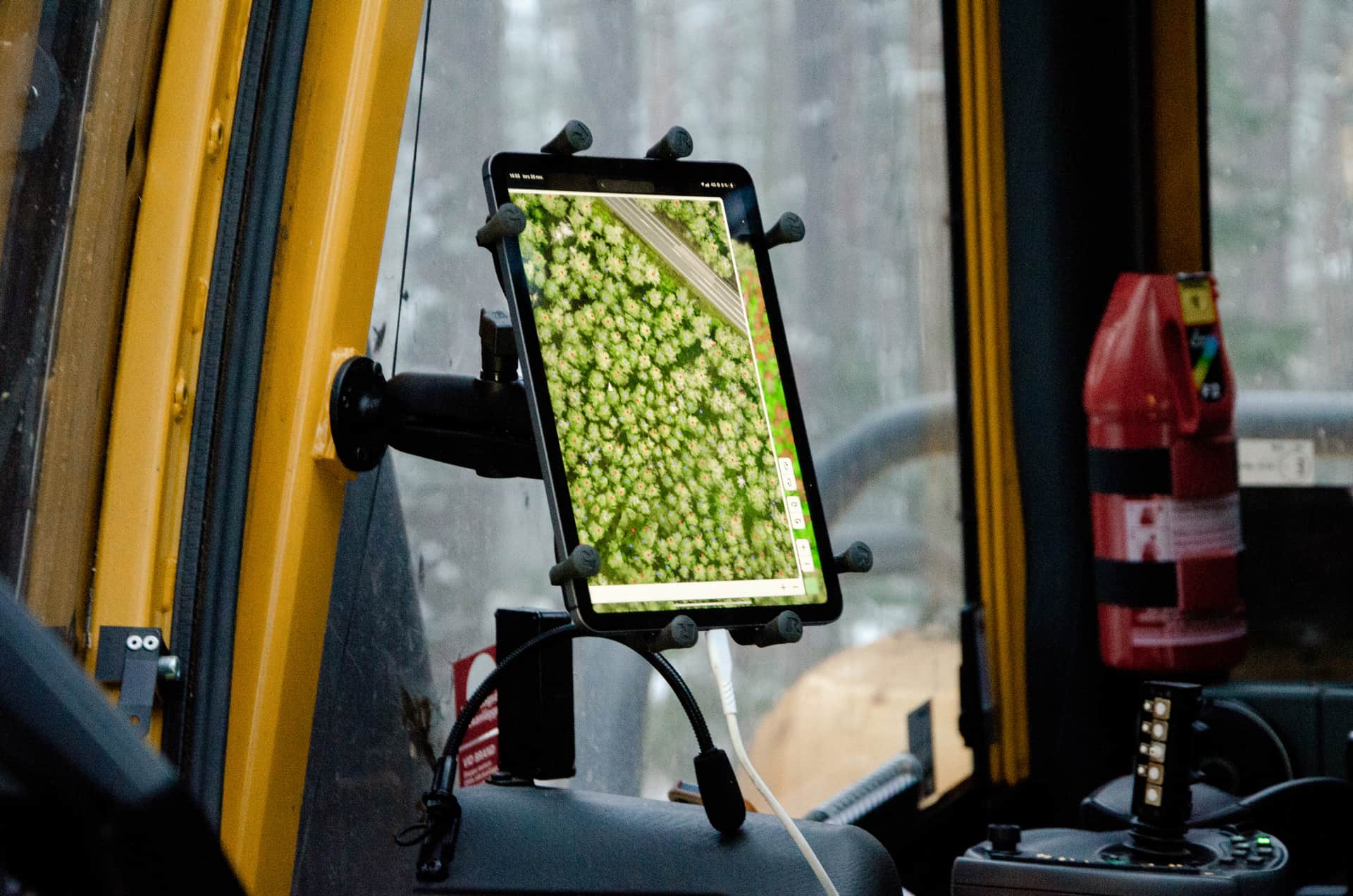 iPad monterad i en skördare med Hyggligts visualiseringsverktyg på skärmen.