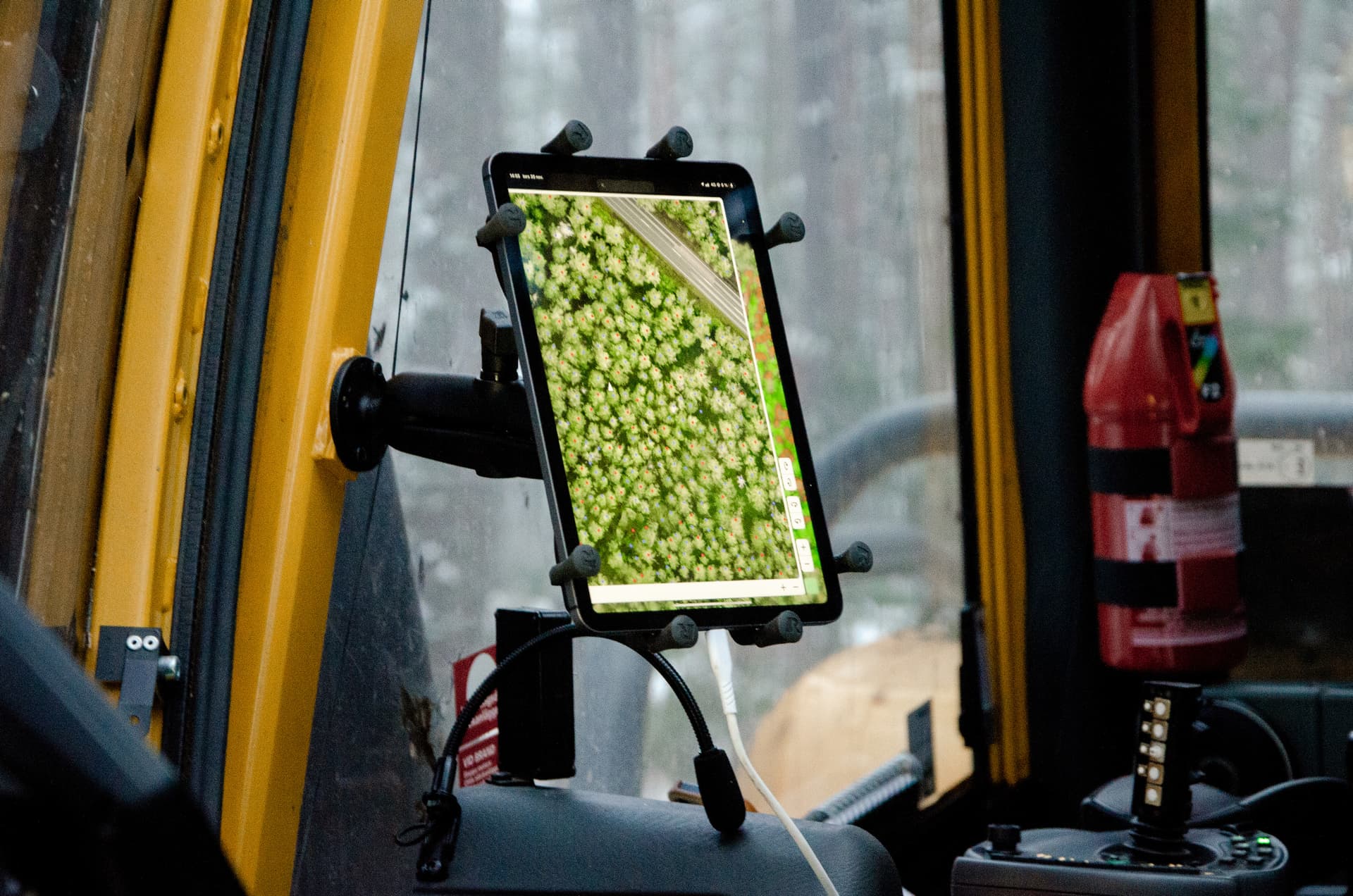 iPad monterad i en skördare med Hyggligts visualiseringsverktyg på skärmen.