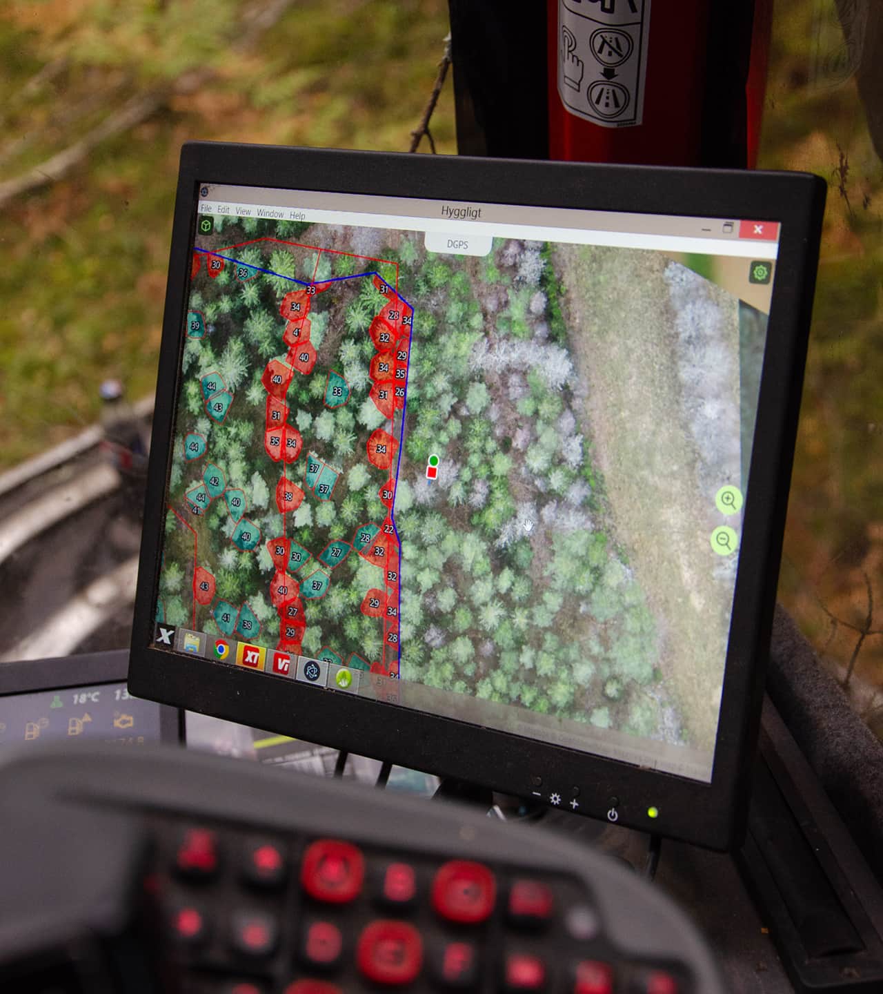 Skärm som visar en karta över skog med numrerade områden och en röd och grön markör.